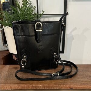 Vera Pelle Black Leather Crossbody Bag